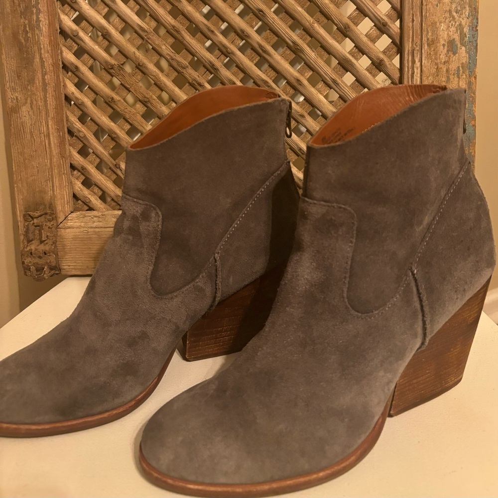 These boots are GORGEOUS!! Worn one time! They are a size 8.